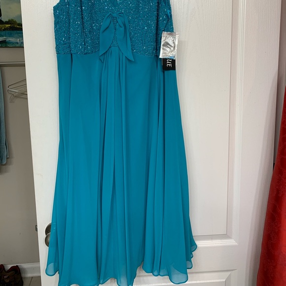 Dress - Picture 2 of 5